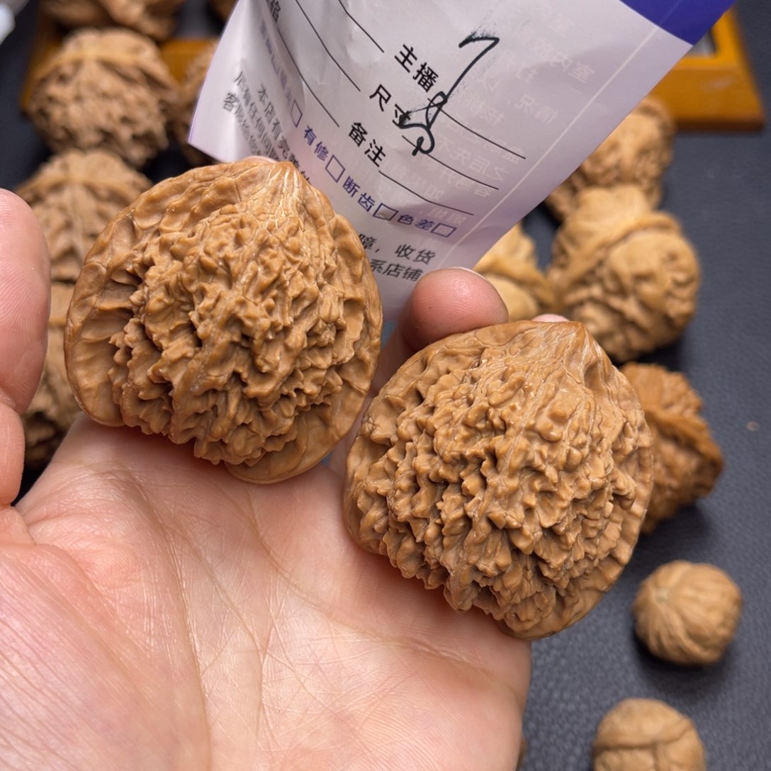 桃核把件44满天星。孟。微修