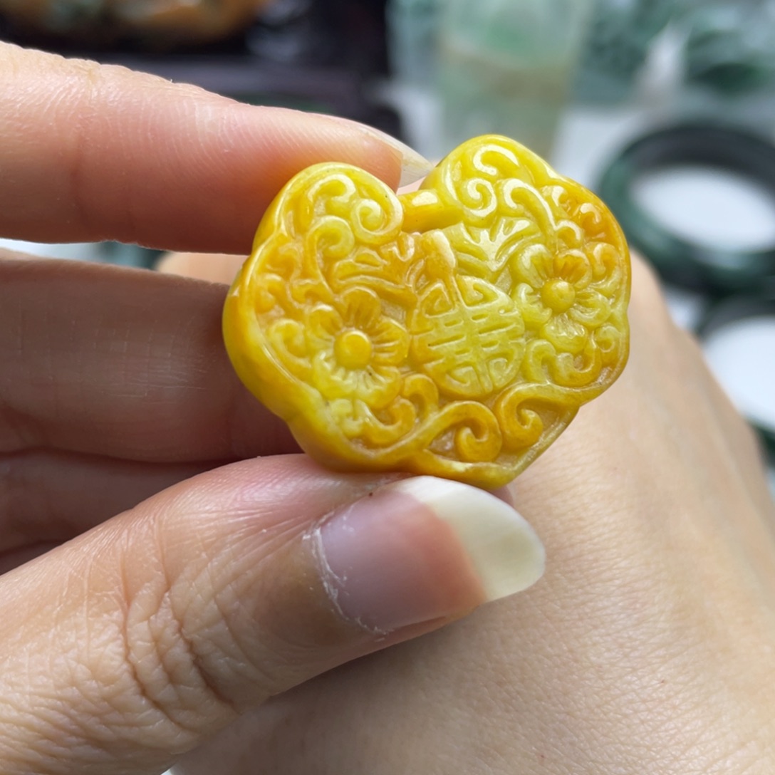 翡翠未镶嵌颈饰牌子