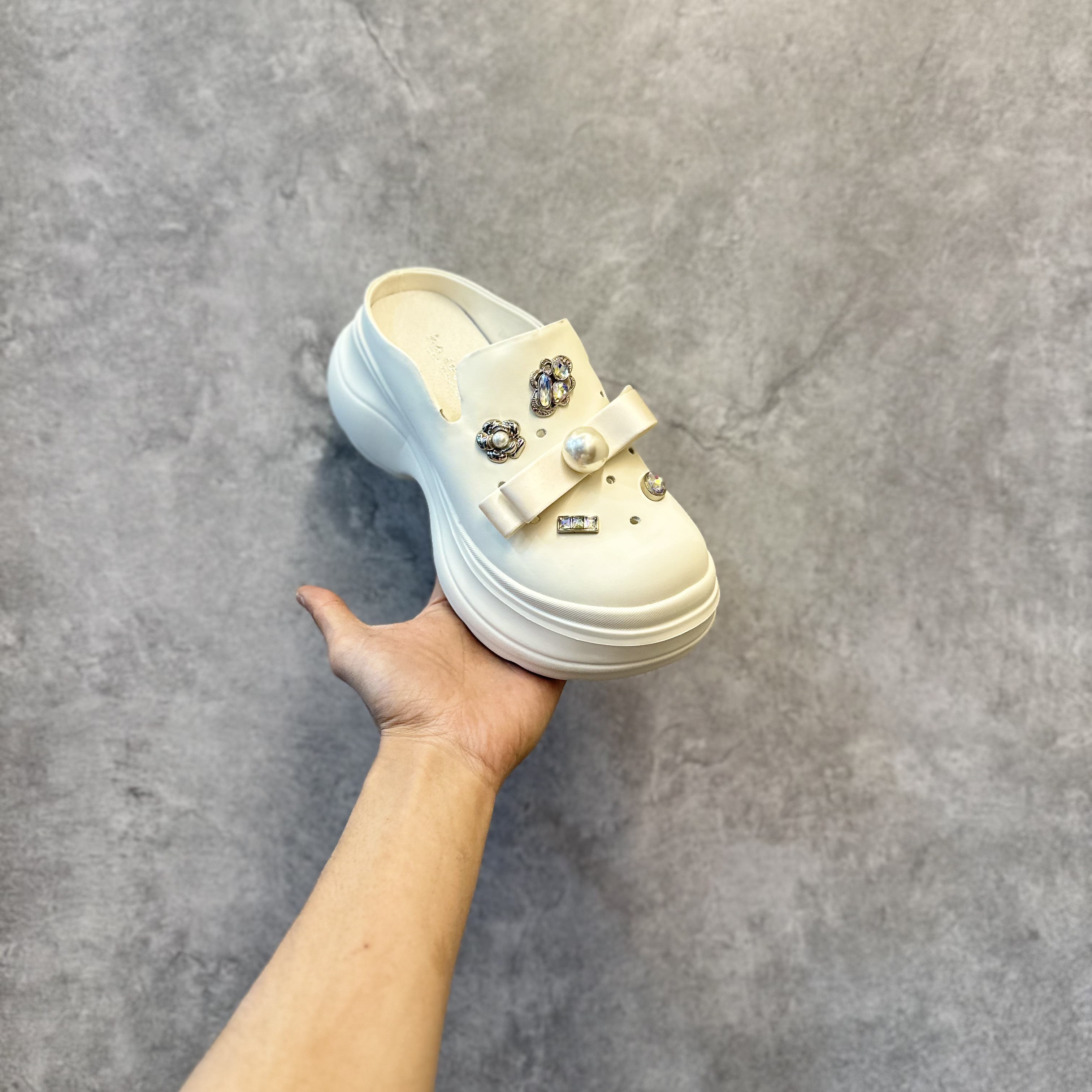 2025高品质广州鞋舒适白色圆头水钻厚底包头高跟6.5巨舒服百搭