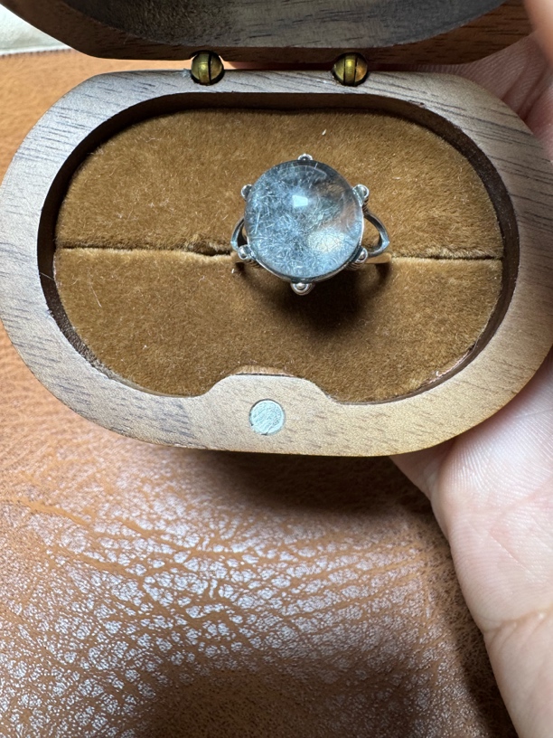 黑色效应兔毛爪镶戒指