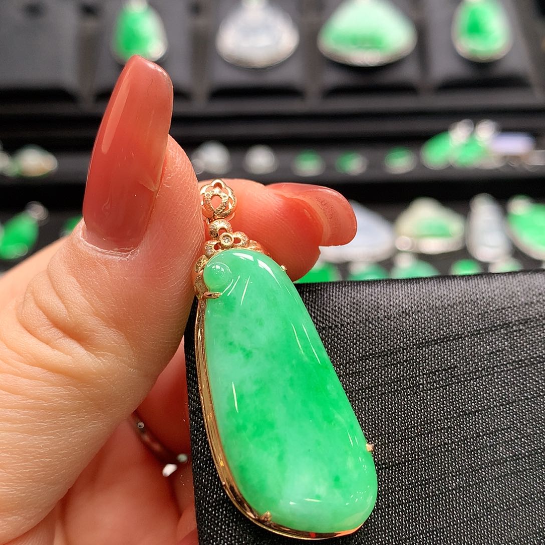 翡翠18K金镶嵌颈饰福瓜