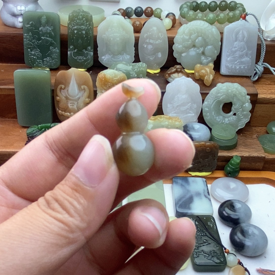 和田玉未镶嵌颈饰微包容有水线