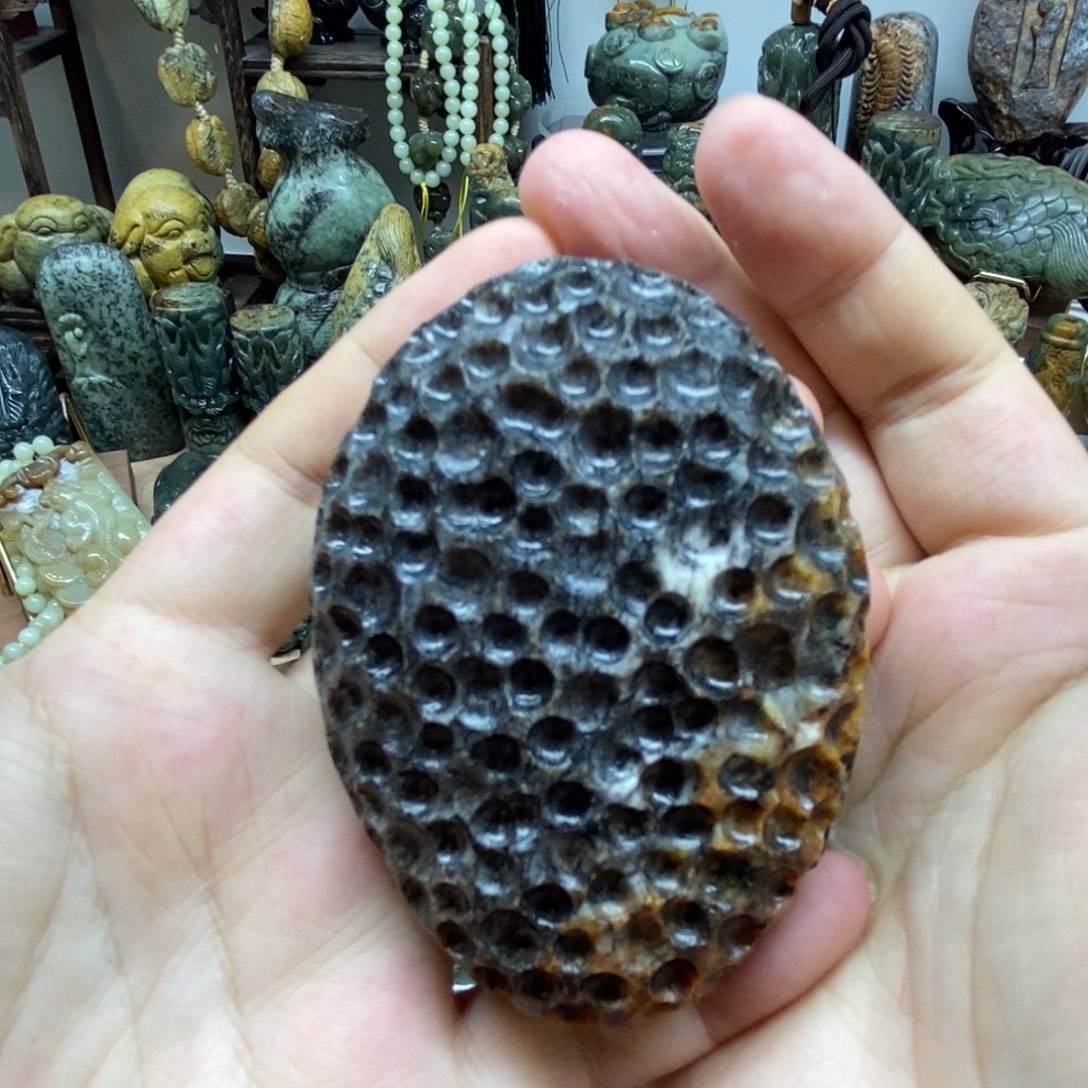 未镶嵌岫岩河磨玉（透闪石质玉）把件