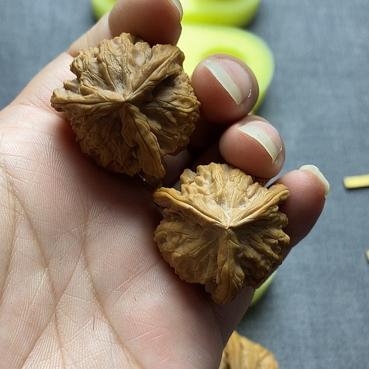 ****亿把件文玩核桃33尺，有一点点色差，不是很明显