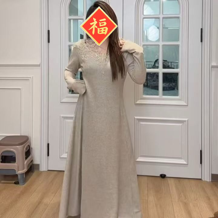 长裙法式蕾丝拼接V领大码连衣裙挂脖冬季常规款成人