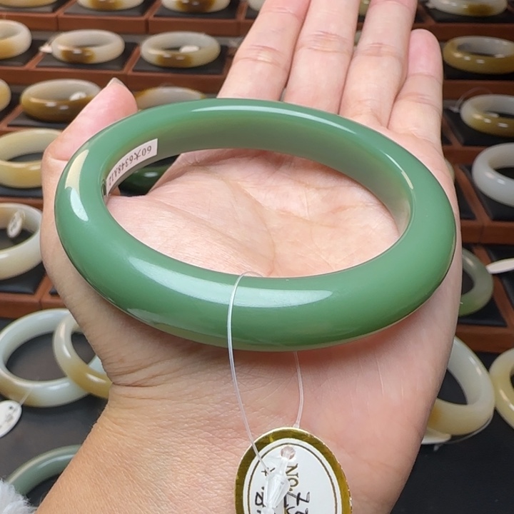 和田玉未镶嵌手镯高色粉绿59.8