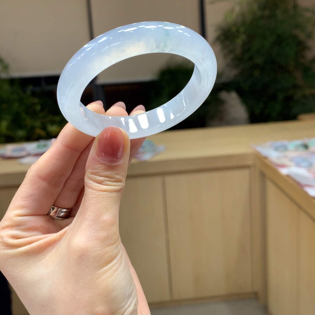 翡翠手镯未镶嵌扭***糖不退不换