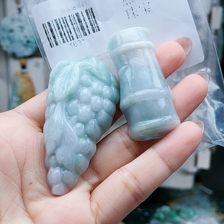 颈饰足铂镶嵌翡翠翡翠