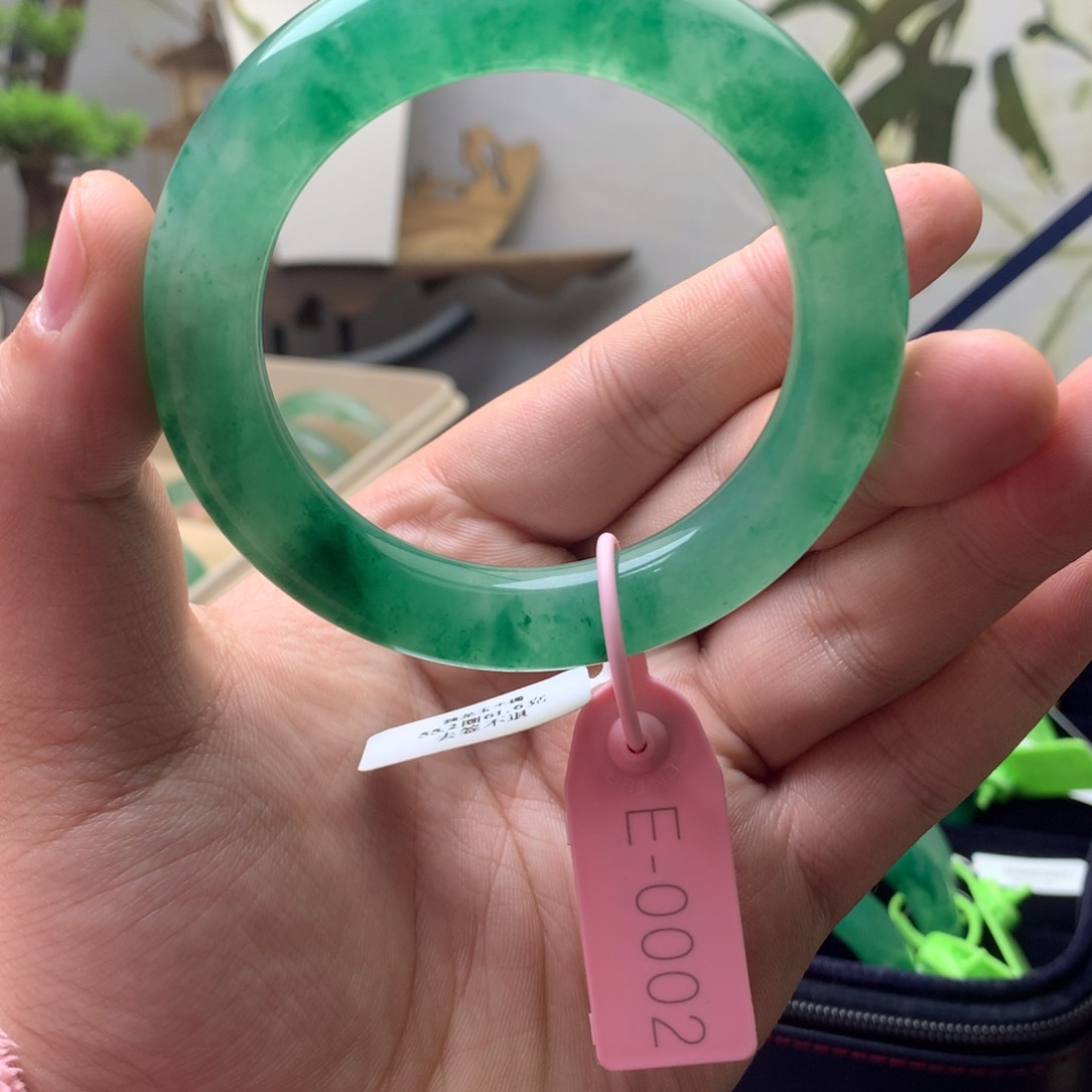 石英质玉手镯未镶嵌小*儿独龙玉手镯