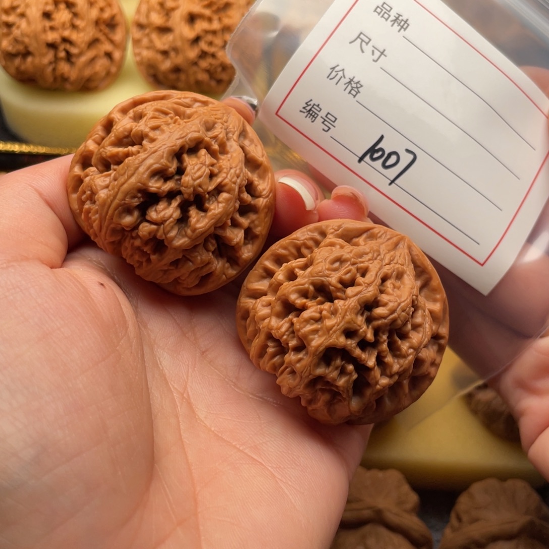 文玩核桃吊坠1007号43粗筋