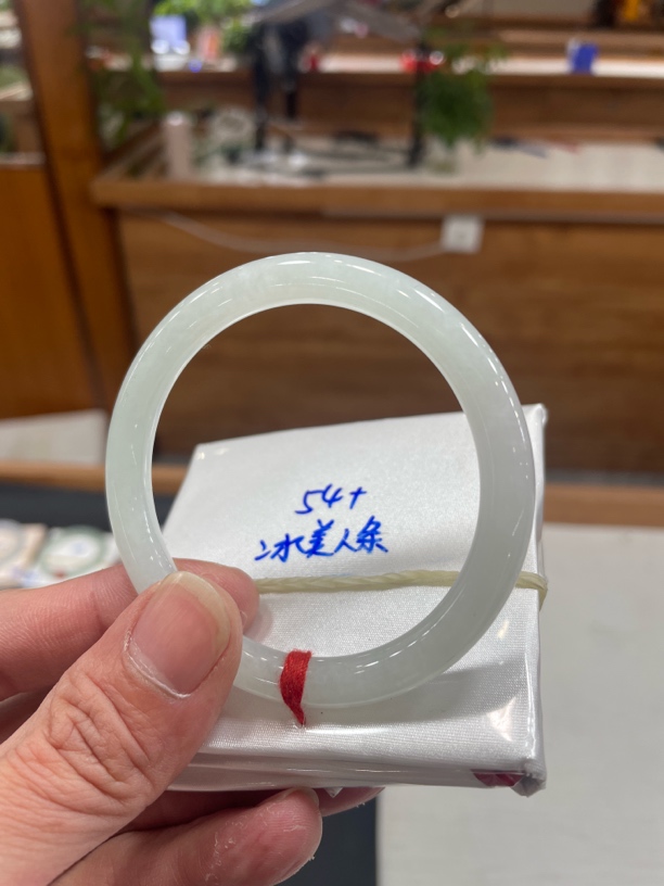 翡翠手镯未镶嵌翡翠