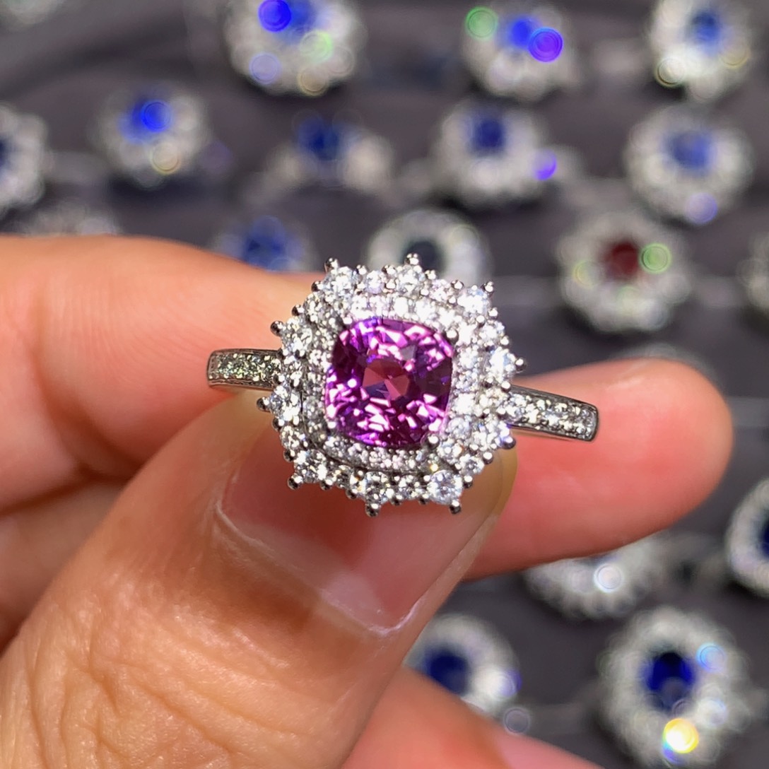 彩色蓝宝石戒指铂Pt950镶嵌