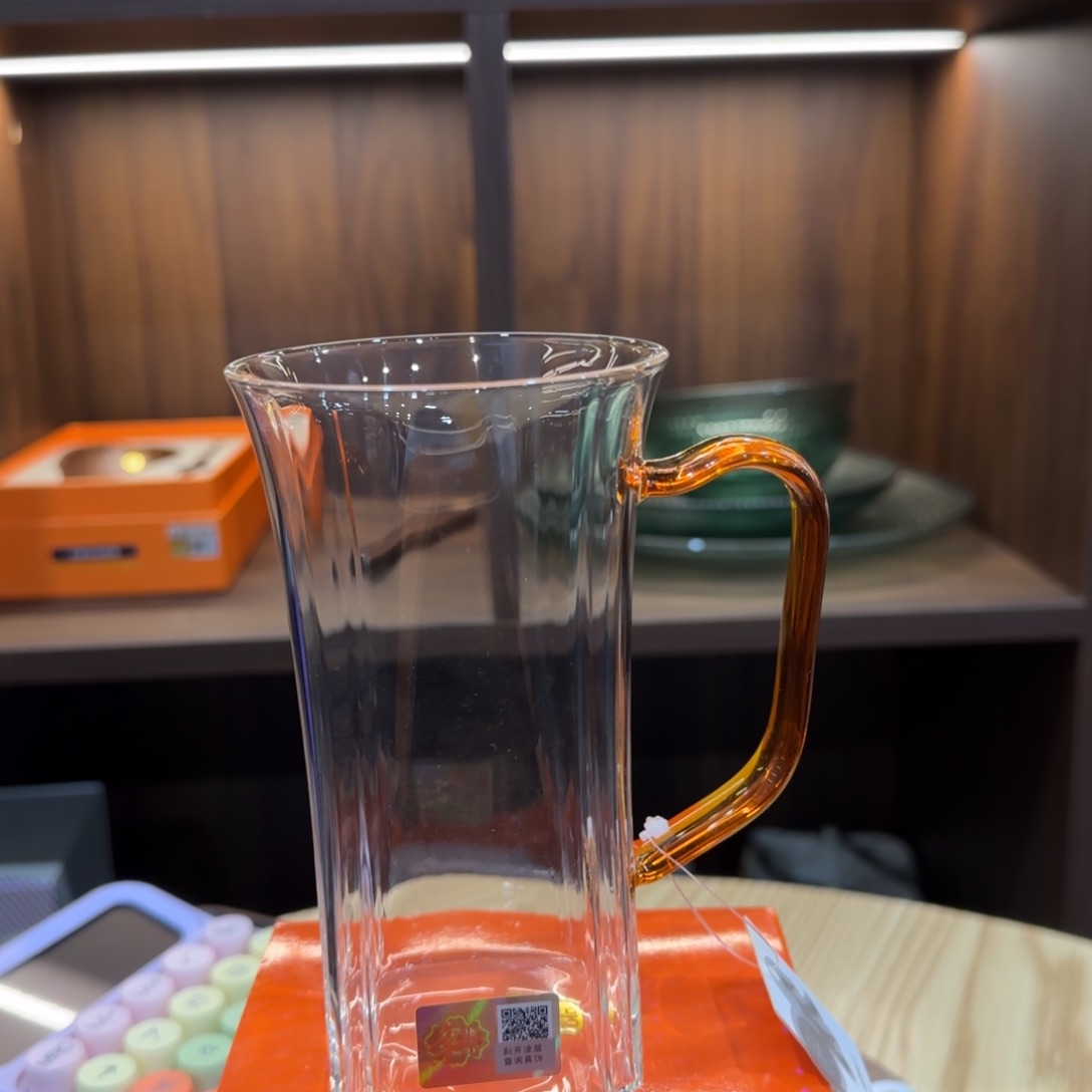 禾器和泰杯琥珀色。 