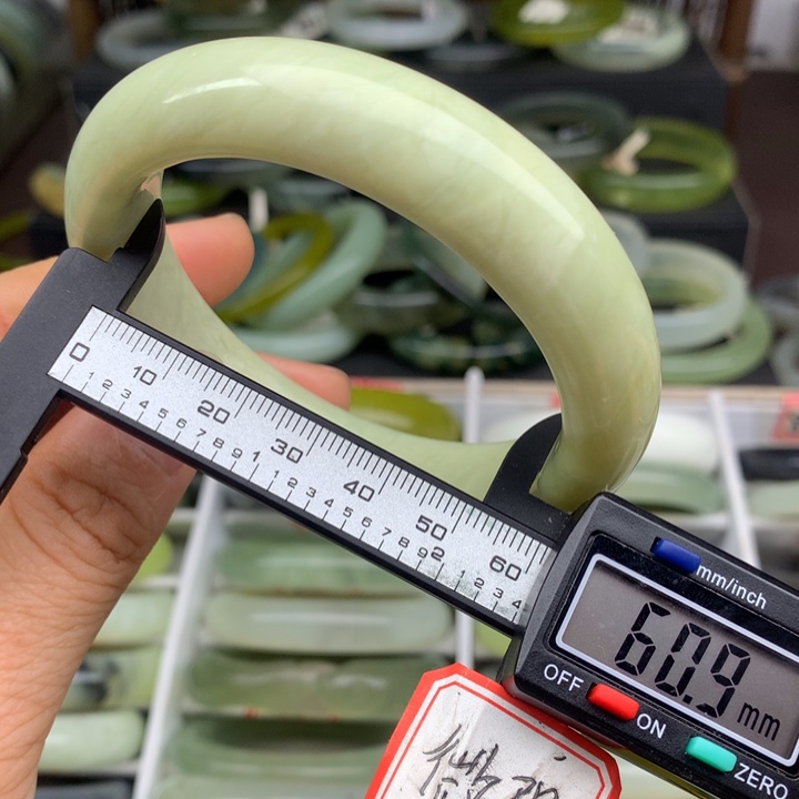 蛇纹石玉未镶嵌手镯771