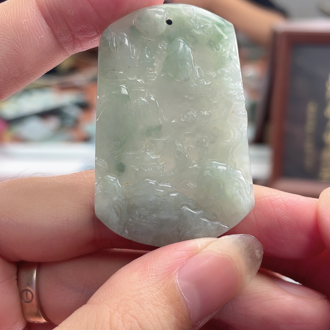 翡翠未镶嵌颈饰有裂