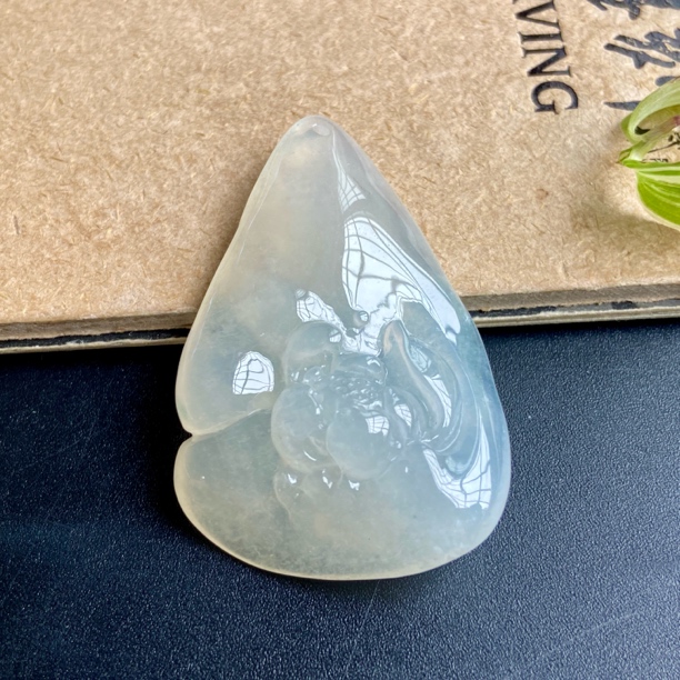 莲花白冰一品清莲吊坠气质冰透雕刻精美