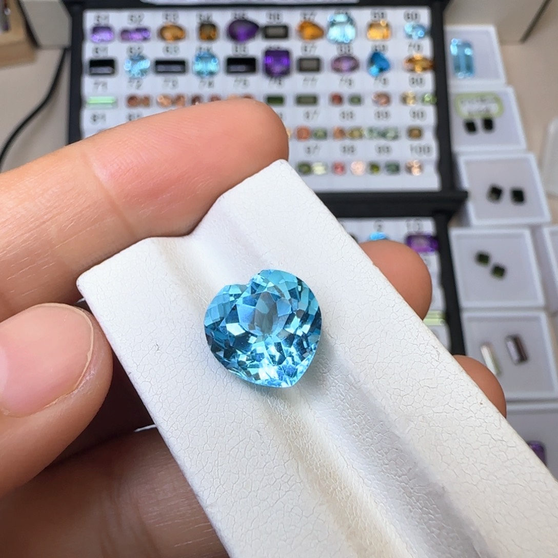 托帕石裸石爱心12mm 8.6ct