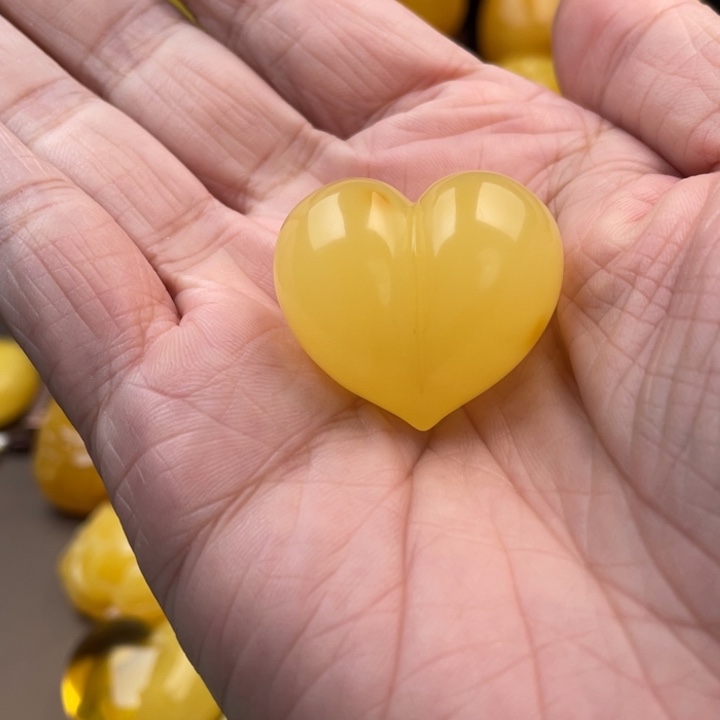 琥珀未镶嵌颈饰如图