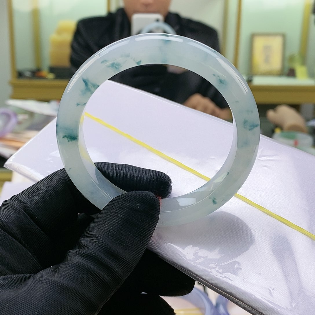 【闪购商品】翡翠手镯未镶嵌帕**豆飘花