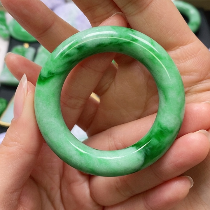 翡翠颈饰未镶嵌沉****羊吊坠