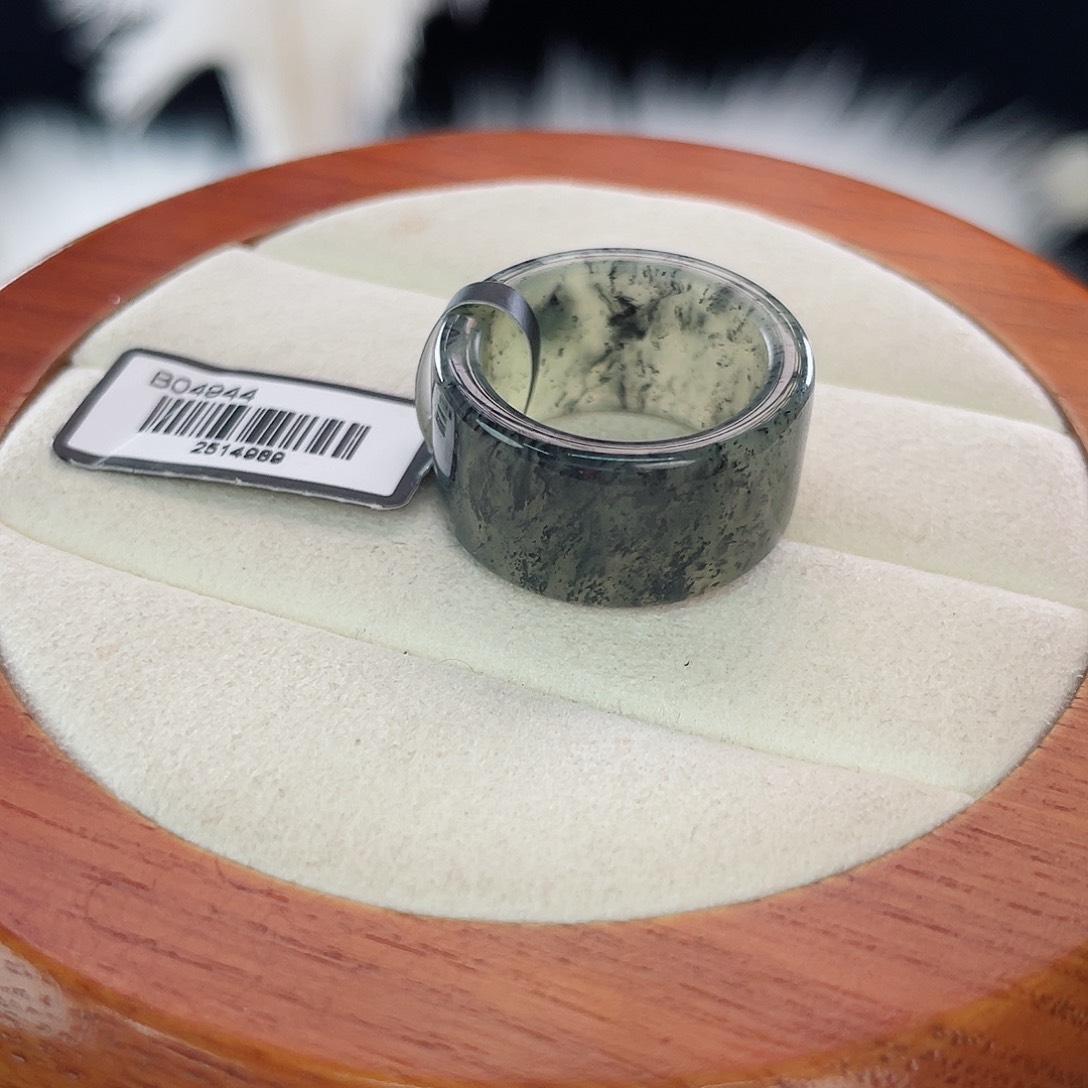 和田玉未镶嵌戒指l45。青花圆切。17.8。不退换