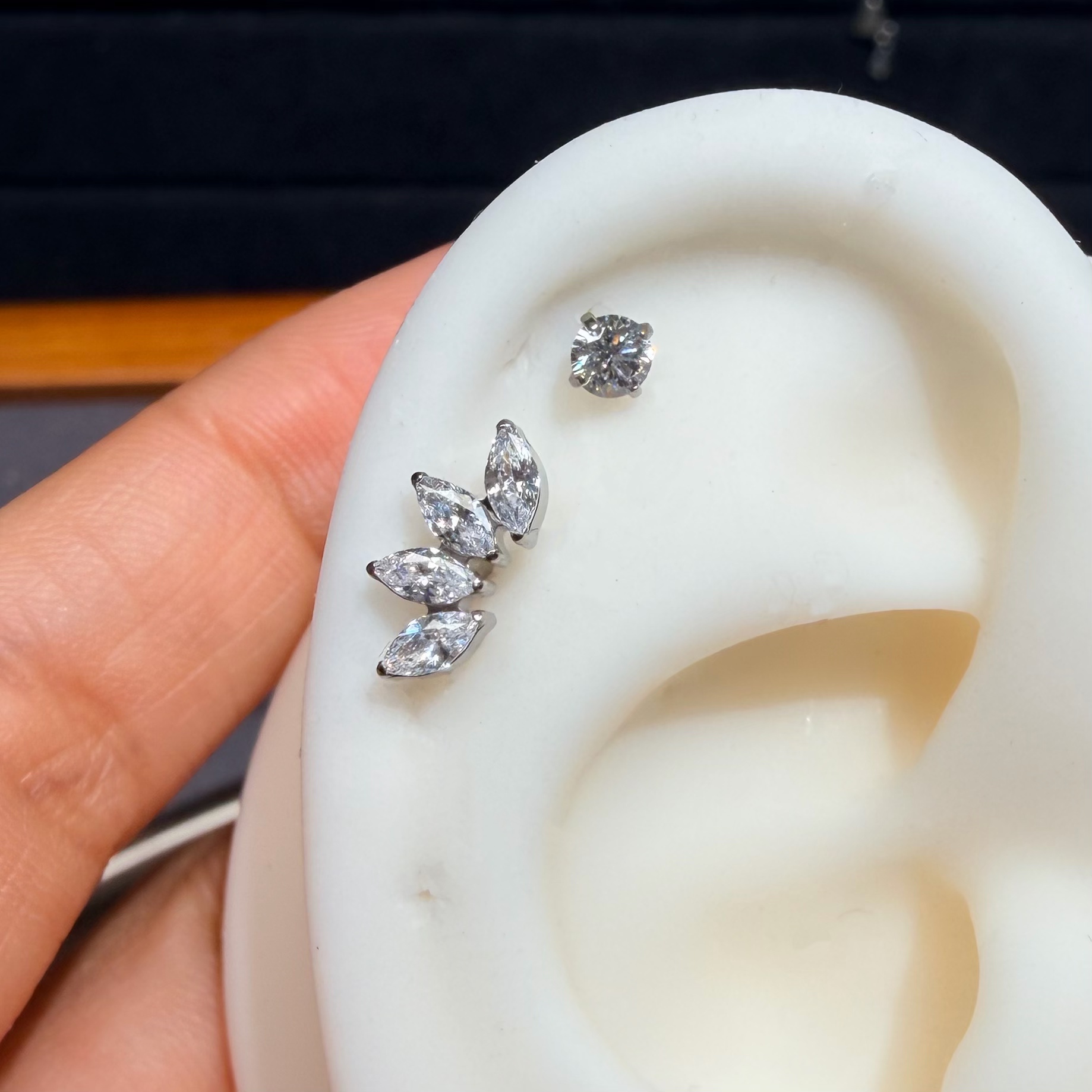 合金锆石耳饰 F136钛合金镶5A锆 内螺纹0.9牙 耳钉耳骨钉