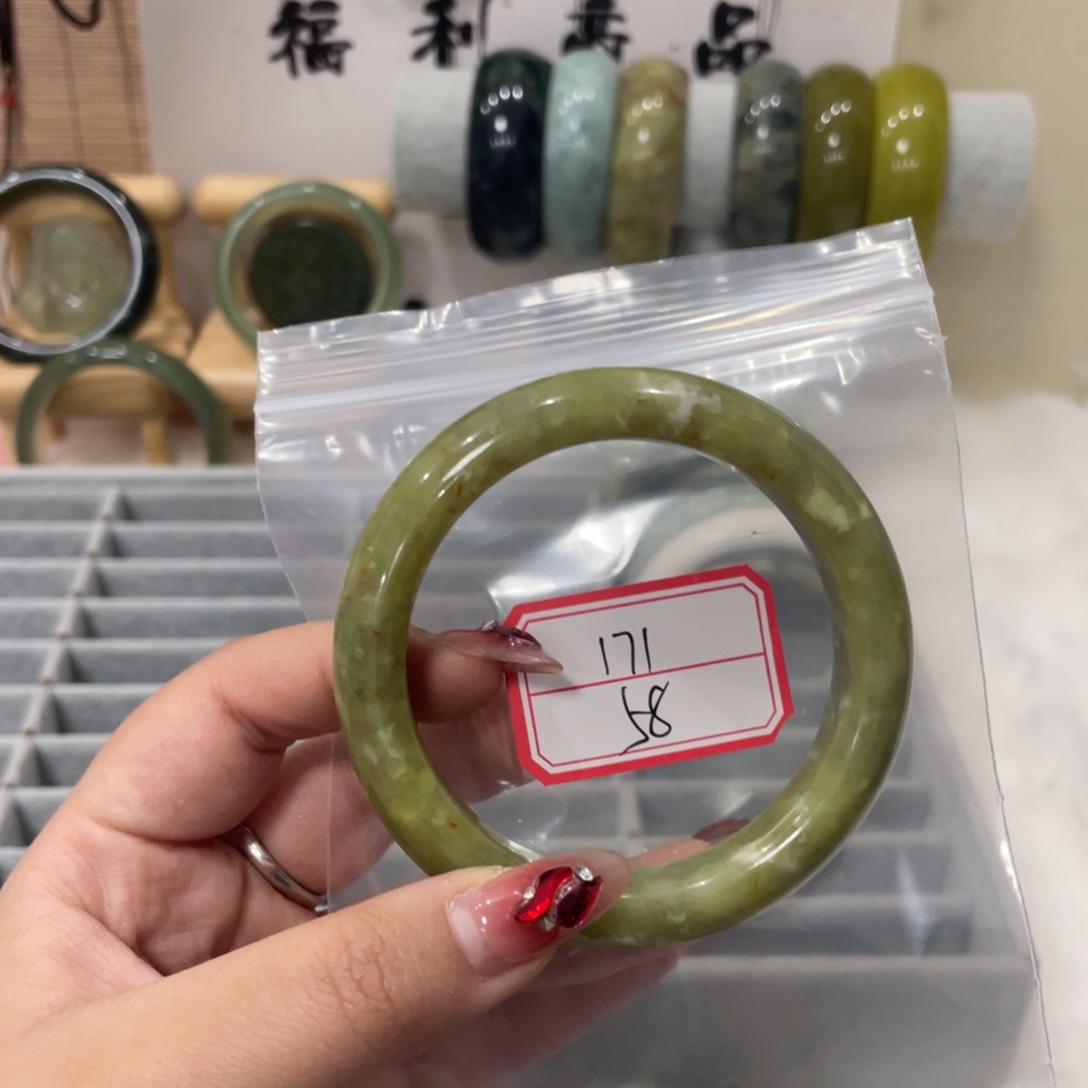 蛇纹石玉手镯未镶嵌