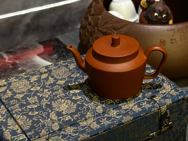 奢·岩茶利器 小折肩宫灯 | 收缩32%朱砂 100cc±（全手工成品率低）