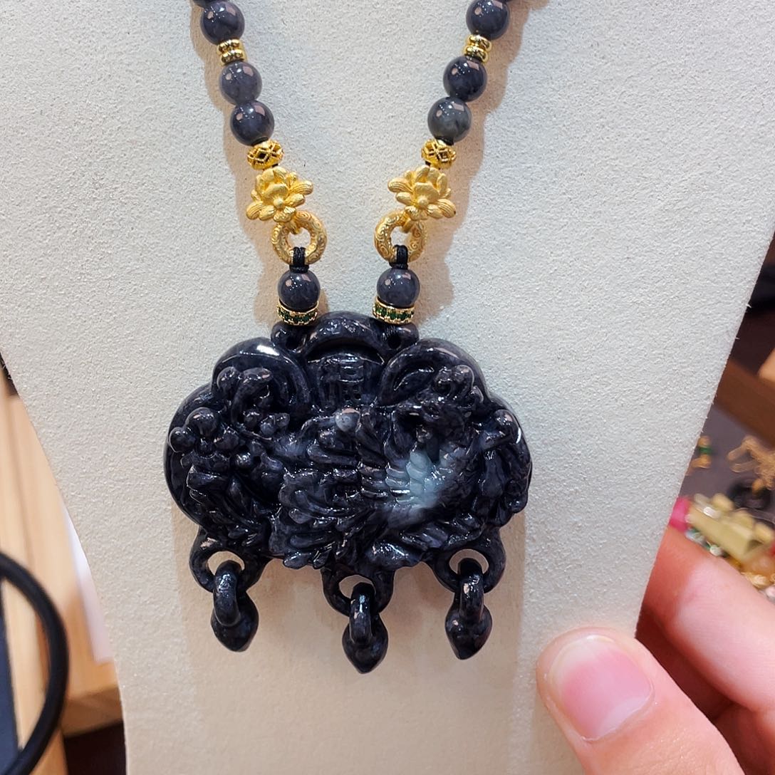 翡翠颈饰未镶嵌翡翠