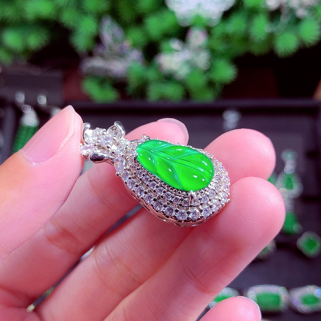 颈饰未镶嵌翡翠天然