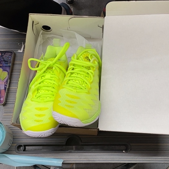 47号李宁羽毛球鞋37.225底微脏