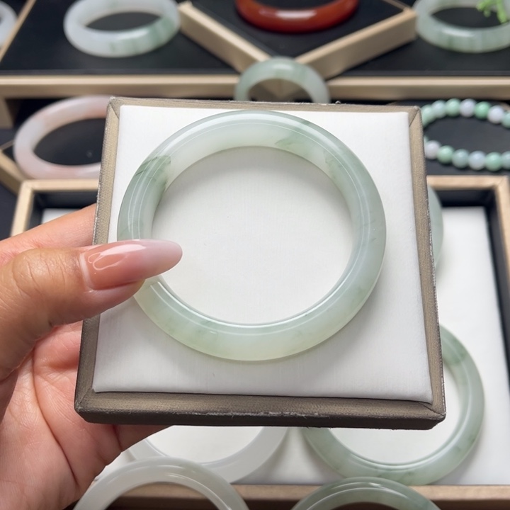 石英质玉手镯未镶嵌小**?