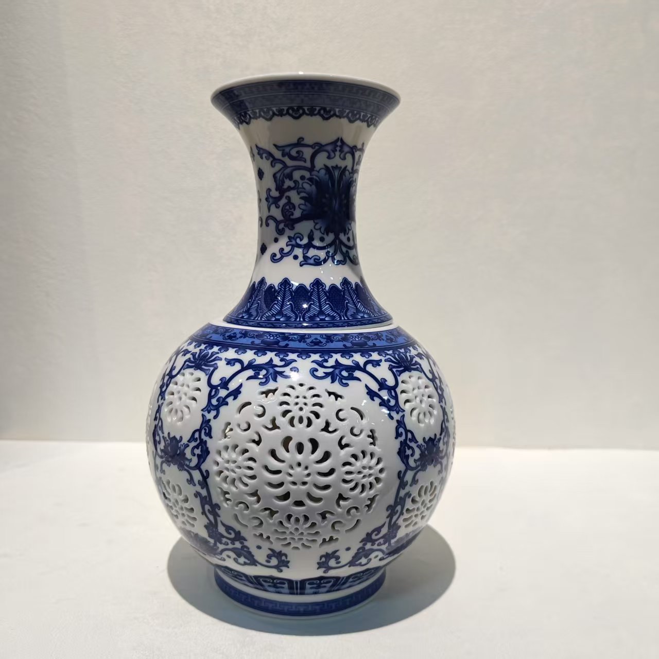 景德镇陶瓷青花玲珑赏瓶摆件