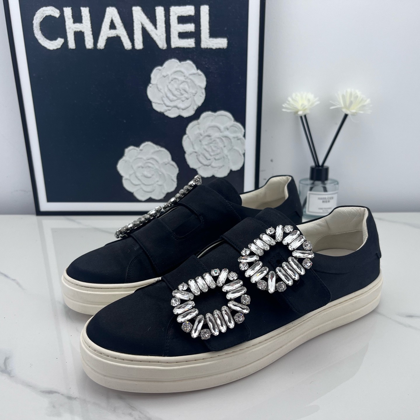 99新 Roger Vivier/罗杰·维威耶 eRV钻扣板鞋 37码 /jm01389