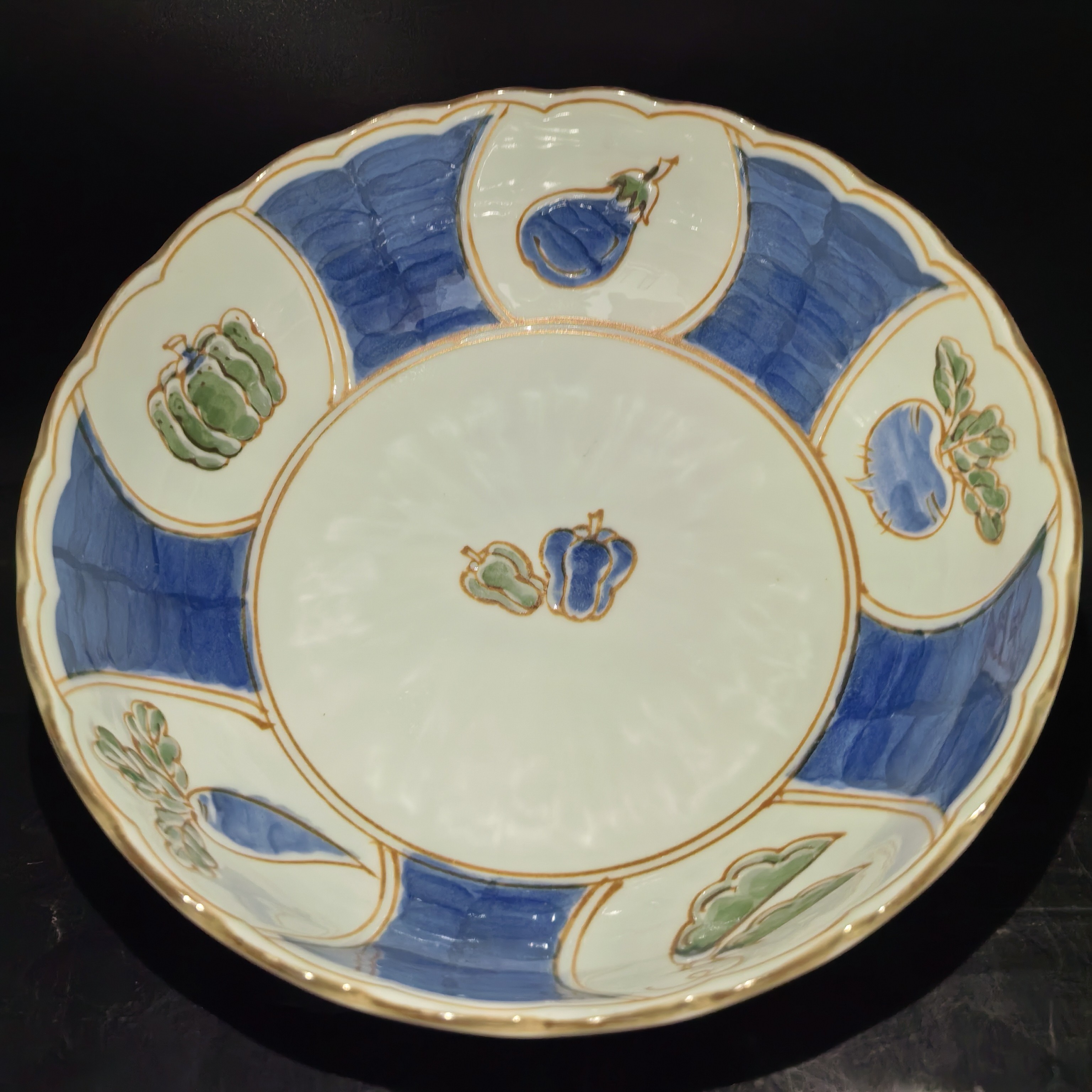 三峰蔬菜内绘果子钵花边底部稍有个釉点，介意勿拍陶瓷盘子蓝色