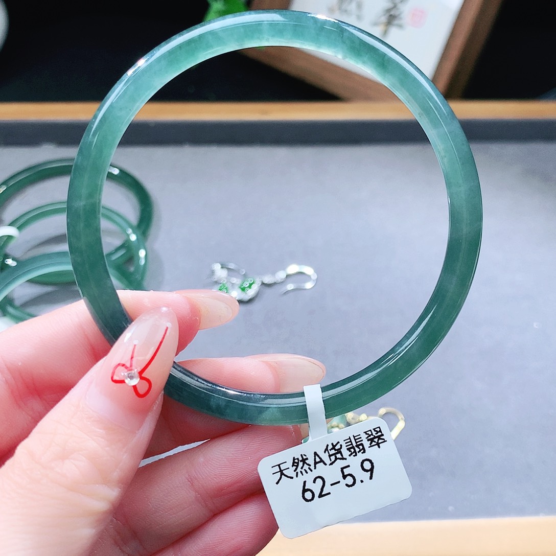 翡翠未镶嵌手镯（圆镯）