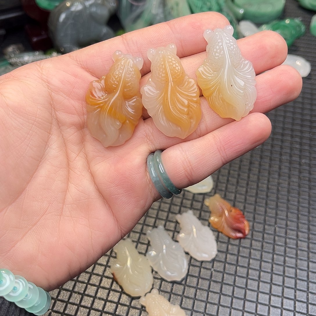 t***电石英质玉（非洲翠）未镶嵌手链