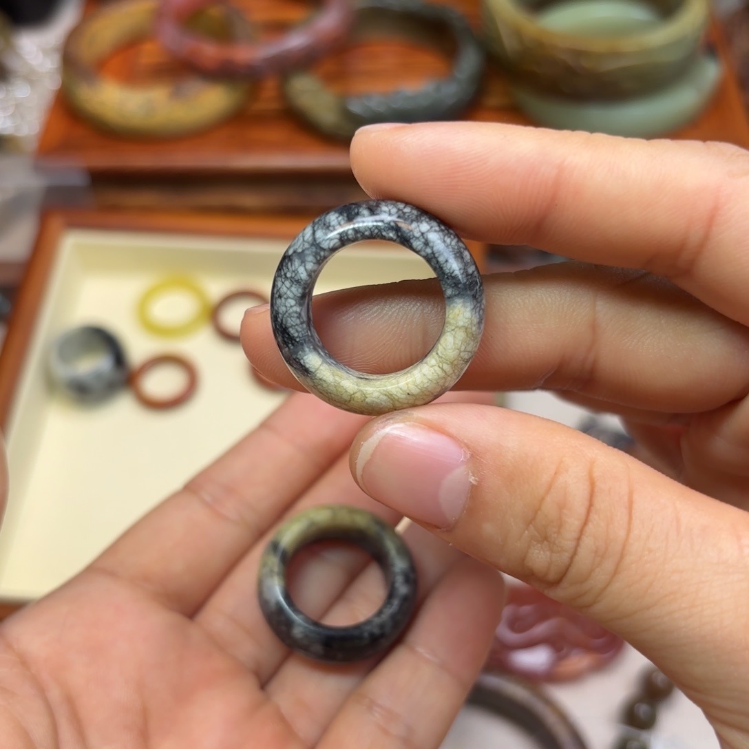 蛇纹石玉未镶嵌戒指