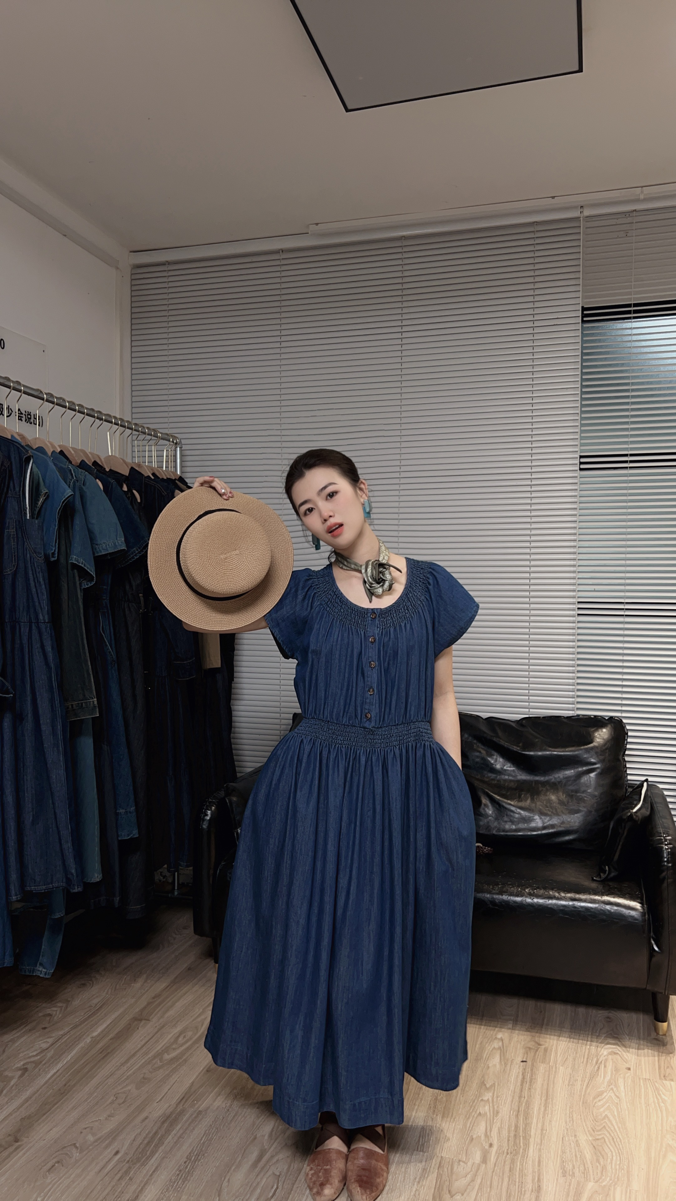 2025夏季法式优雅 靛蓝色松弛大圆领重工打揽插肩小飞袖连衣裙