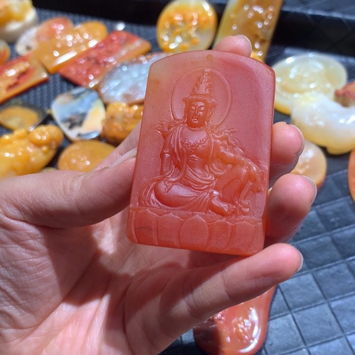 未镶嵌石英质玉（黄龙玉）颈饰