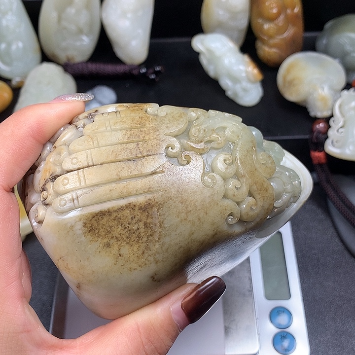 明***刀和田玉未镶嵌颈饰