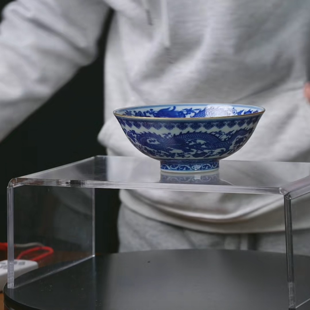 D青花龙穿花卉纹碗