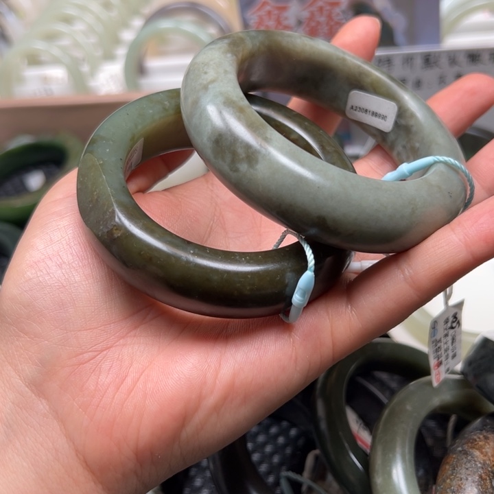 筱***筱和田玉手镯未镶嵌