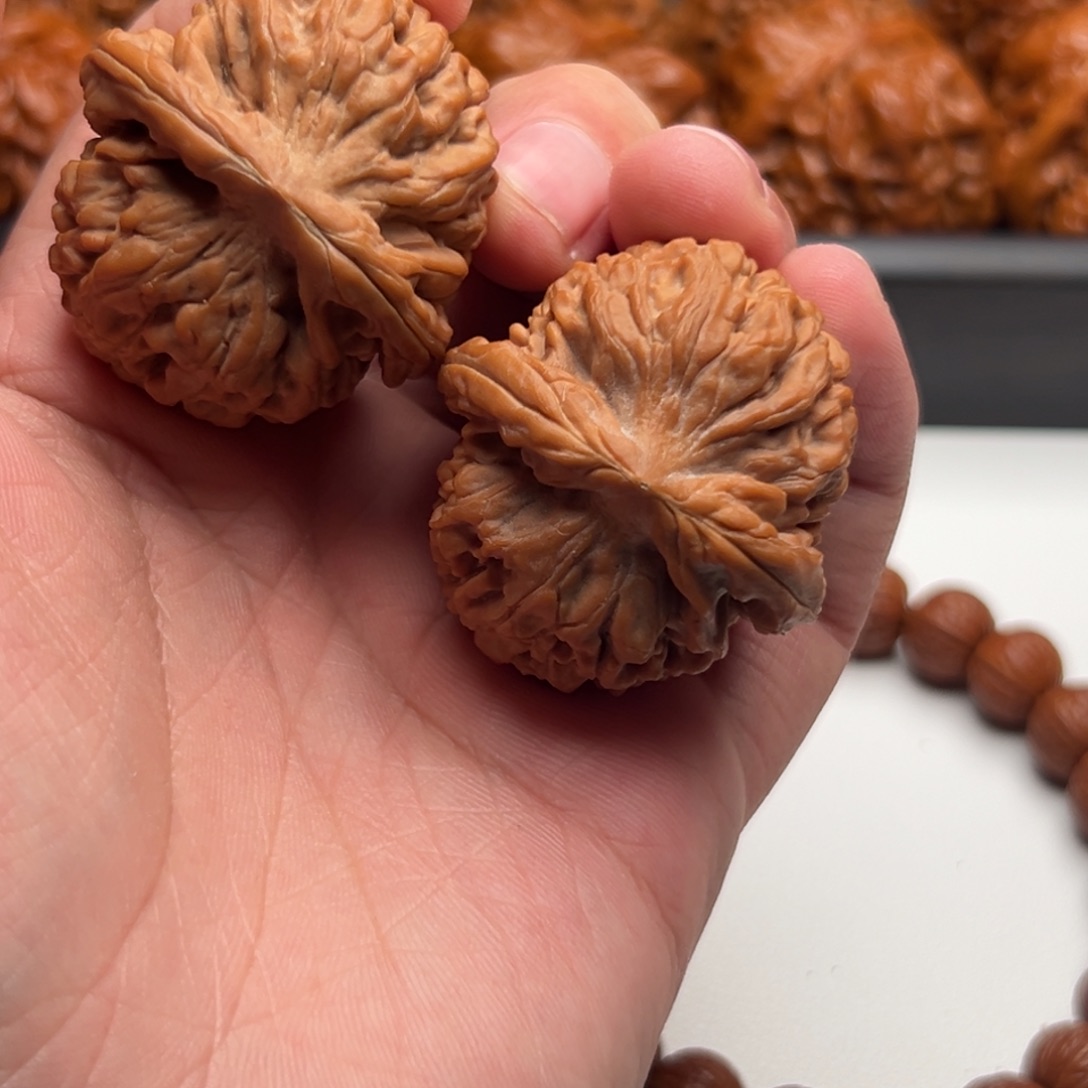 文玩核桃吊坠莲花