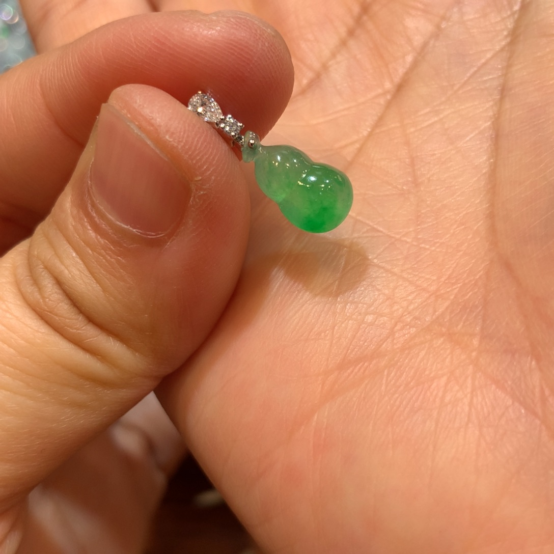 翡翠18K金镶嵌颈饰小吊坠