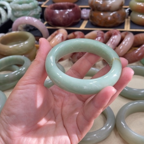 未镶嵌手镯石英质玉