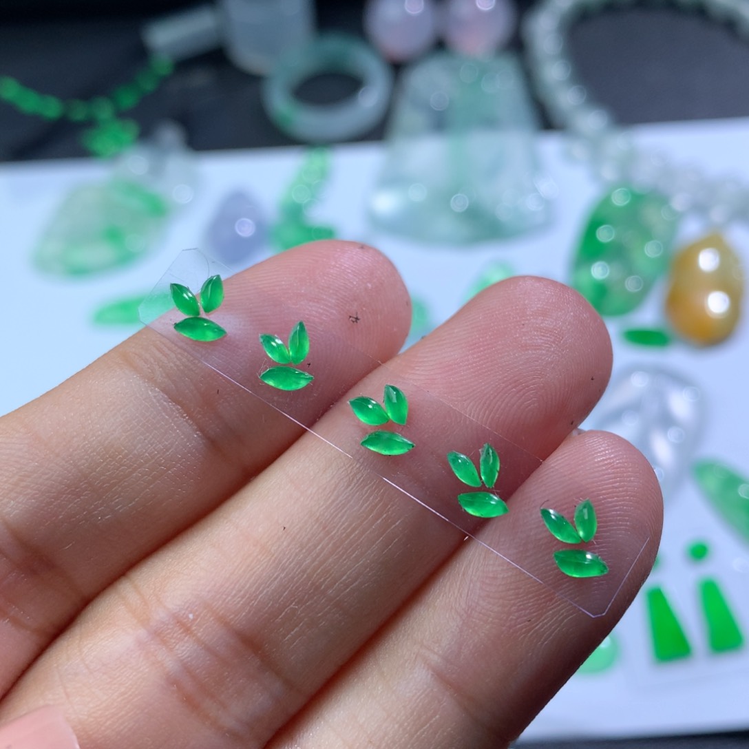 翡翠颈饰未镶嵌一手