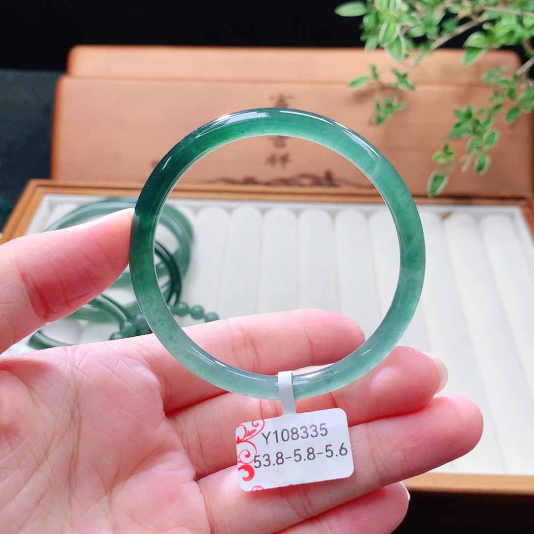 未镶嵌手镯（圆镯）翡翠