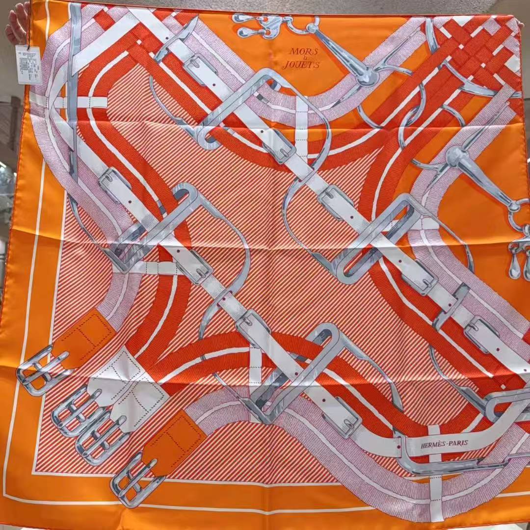 未使用 Hermes/爱马仕 “马嚼锁环”丝巾尺寸： 90*90cm！橙色