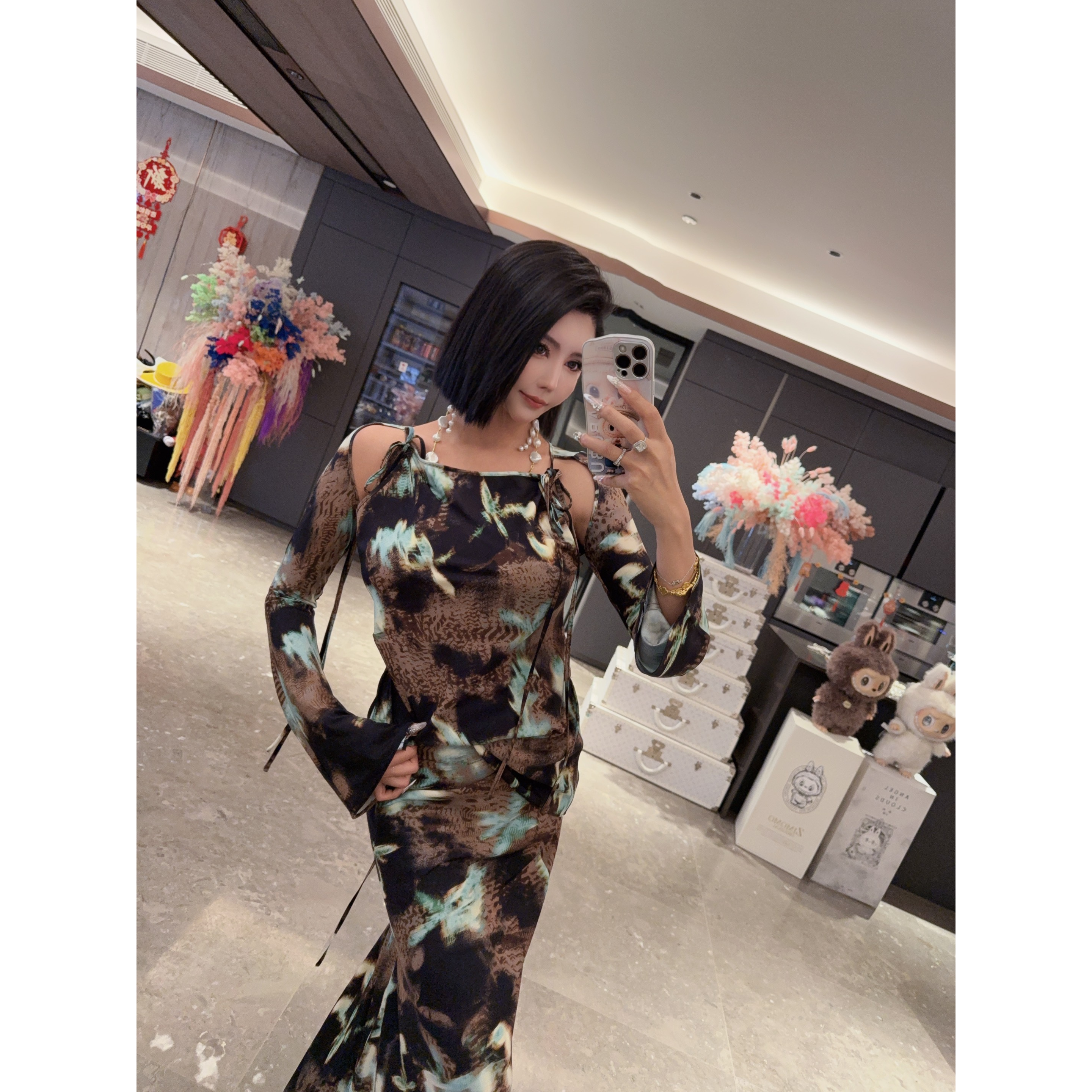 DIYI【蓦然暮色】咖蓝拼色扎染露肩肩系扣上衣半裙两件套LYQ13943